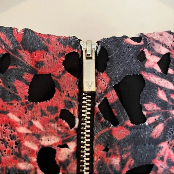 ✨VINCE CAMUTO Embroidered Lace Overlay Mini Dress - Picture 9 of 11